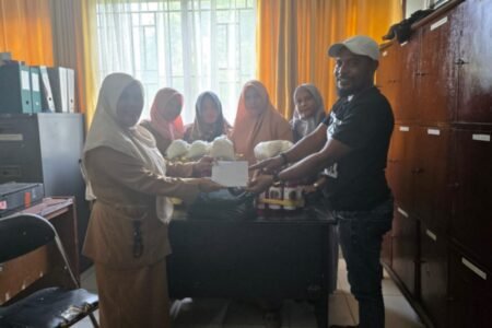 Ketua Forum Kecamatan Rantau Selamat Berbagi dengan Tenaga Honorer