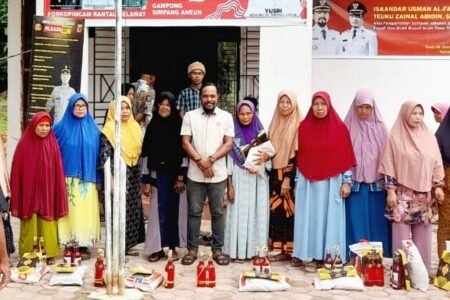 Puluhan Warga Bahagia Terima Paket Lebaran dari Kepala Desa Simpang Aneuh