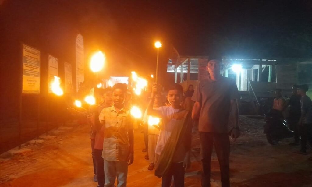 Semangat Idul Fitri, Lhok Panjo Gelar Pawai Obor yang Meriahkan Malam Takbiran