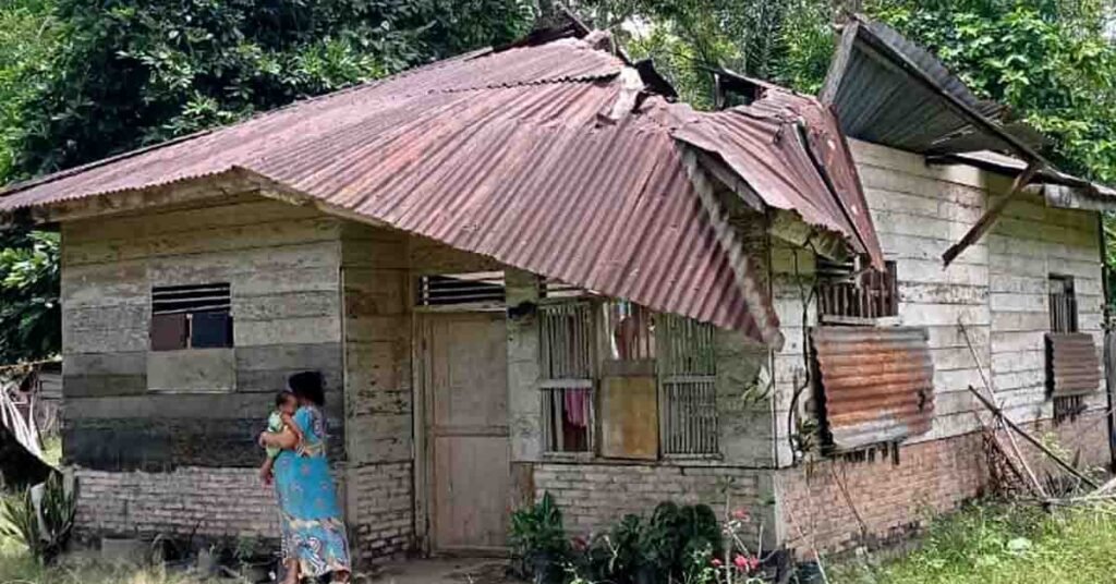 Kisah Mariana dan Bayinya Bertahan di Tengah Reruntuhan Rumah di Aceh Timur