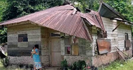 Kisah Mariana dan Bayinya Bertahan di Tengah Reruntuhan Rumah di Aceh Timur