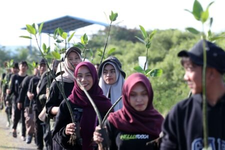 Peringati Hari Bumi Sedunia, FJL dan Mahasiswa Kehutanan USK Tanam Ratusan Mangrove