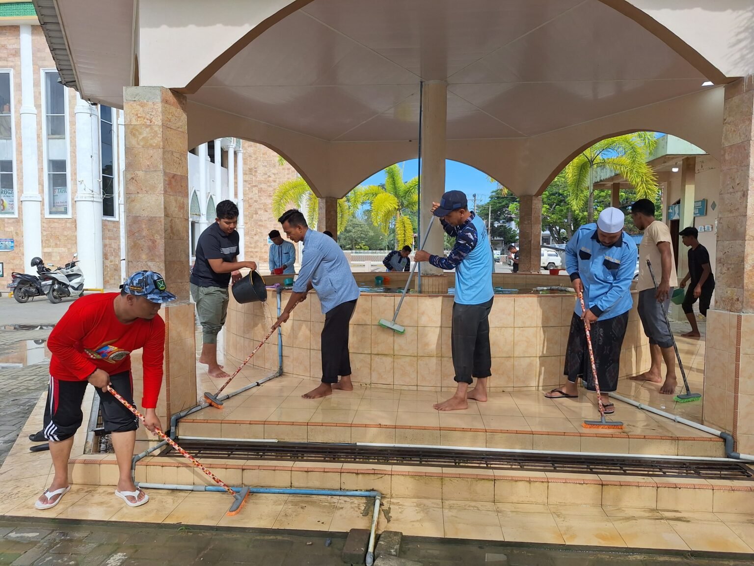 BKPRMI Aceh Timur Bersihkan Masjid untuk Jamin Kenyamanan Pemudik Arus Balik
