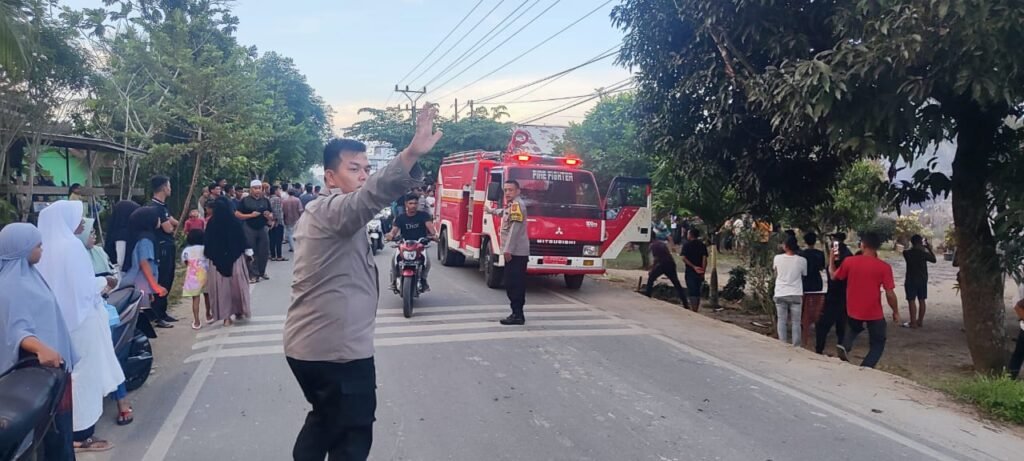 Breaking News: Rumah Tetangga Polsek Lhoknibong Terbakar Hebat