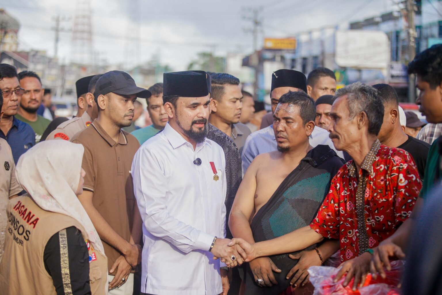 Iskandar Usman Alfarlaky Serahkan Bantuan Masa panik Untuk Korban kebakaran