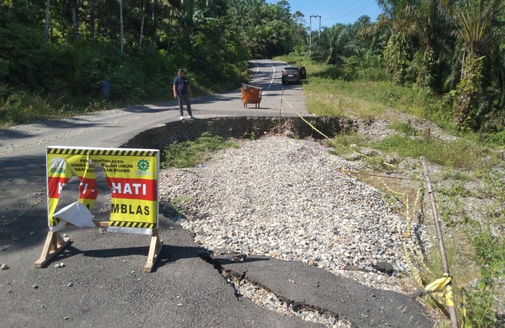 Jalan Lokop-Gayo Lues Nyaris Putus, Malam Hari Gelap Gulita