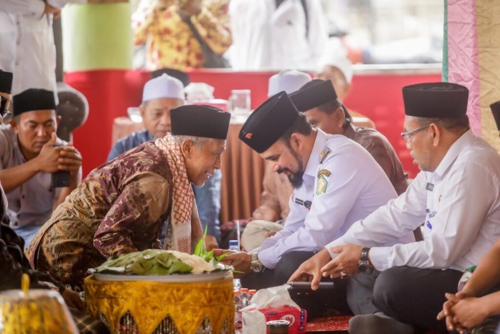 Bupati Al-Farlaky Dipeusijuek Ulama di Kegiatan Silaturahmi dengan Majelis Ta’lim