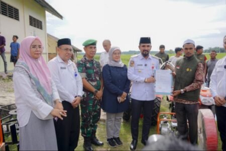 Bupati Al-Farlaky Serahkan Bantuan Alsintan kepada Brigade Pangan Aceh Timur Tahun 2025