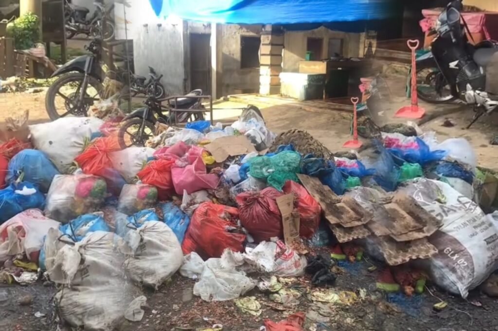 Sampah Menumpuk di Pajak Kuta Binje, Julok, Aceh Timur