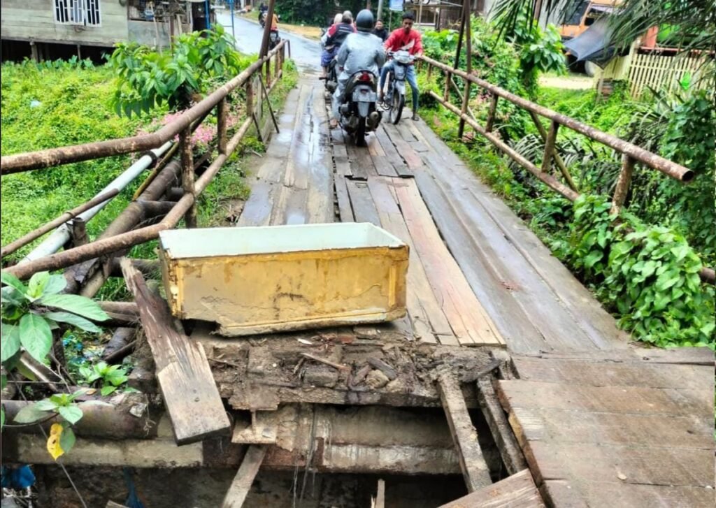Warga Minta Pemkab Perbaiki Jembatan Pusat Kota Ranto Peureulak yang Ambruk