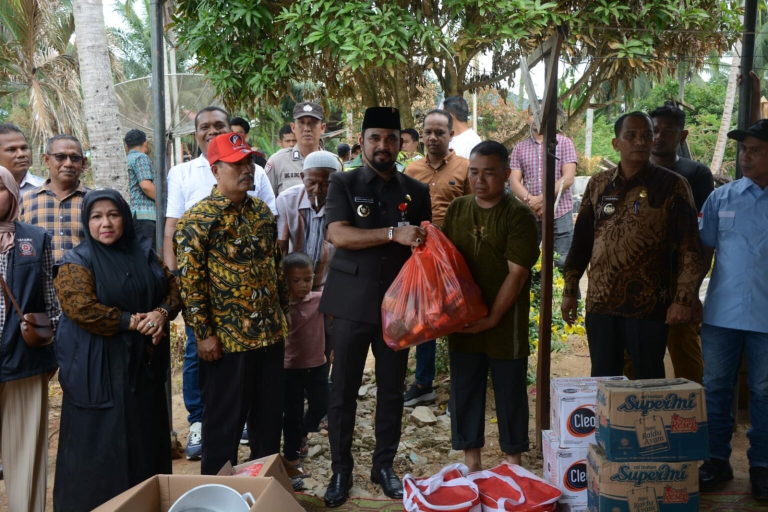 Bupati Al-Farlaky Salurkan Bantuan untuk Korban Kebakaran Rumah di Gampong Buket Kuta