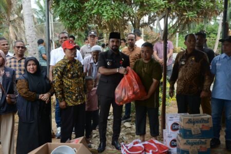 Bupati Al-Farlaky Salurkan Bantuan untuk Korban Kebakaran Rumah di Gampong Buket Kuta