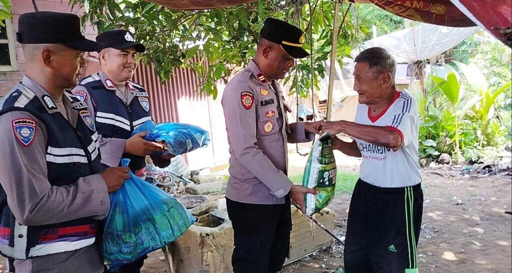 Kapolsek Darul Aman Berikan Bantuan Sembako kepada Mualaf melalui Jumat Berkah