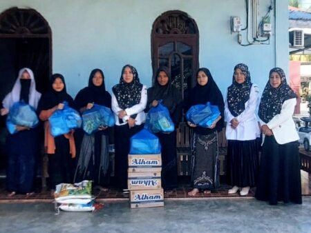 Peduli Santri Yatim Piatu Bunda Lena Kirim Bantuan Sembako dan Wakaf Kitab Kuning