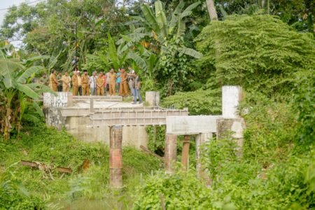 Bupati Al-Farlaky Pastikan Jembatan Gampong Seuneubok Tengoh Dibangun Tahun Ini
