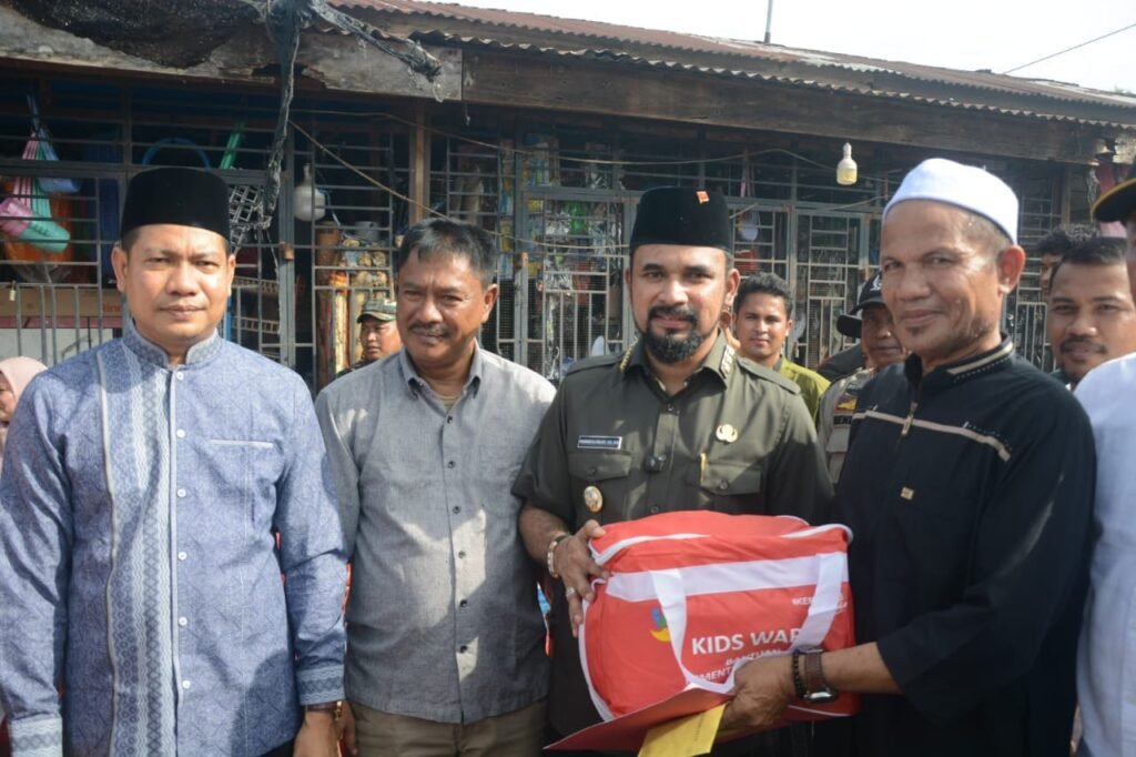 Gercep! Bupati Al-Farlaky Bantu Korban Kebakaran di Sungai Raya