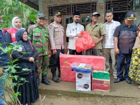 Angin Kencang Terjang 7 Kecamatan, Bupati Al Farlaky Serahkan Bantuan