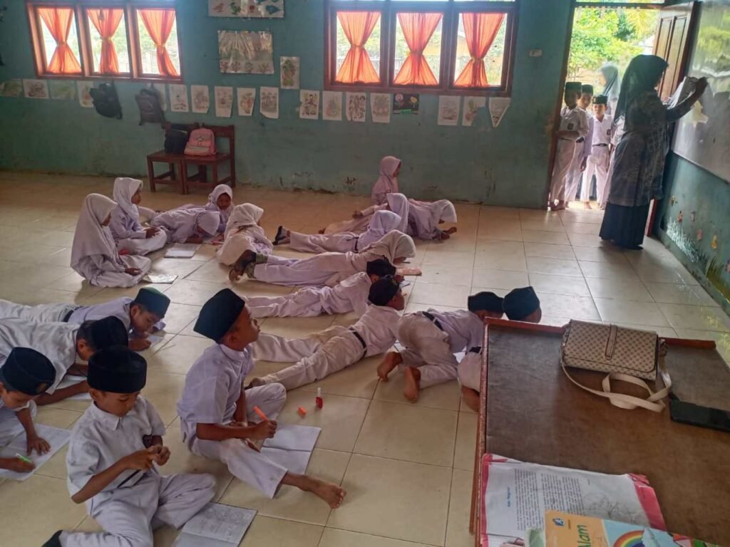 Anggaran Tak Tersentuh, Siswa SD di Aceh Timur Belajar Tanpa Meja dan Kursi