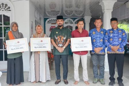 Bupati Aceh Timur Serahkan Bantuan untuk Korban Angin Kencang