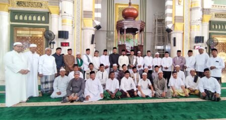 Bupati Al-Farlaky Laksanakan Shalat Idul Adha di Masjid Agung Darussalihin Idi
