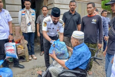 Bupati Al-Farlaky Salurkan Pemasangan Listrik Gratis untuk Warga Aceh Timur