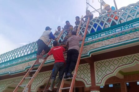 Video: Evakuasi Dua Pekerja Tersengat Listrik di Puncak Masjid Aceh Timur