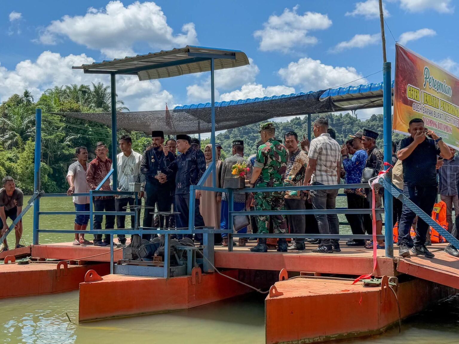 Terobos Pedalaman, Bupati Al-Farlaky Serahkan Getek Penyeberangan di Simpang Jernih