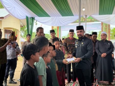 Bupati Al- Farlaky Tawarkan Bonus 100 Juta Bagi Penemu Kita Idharul Haq
