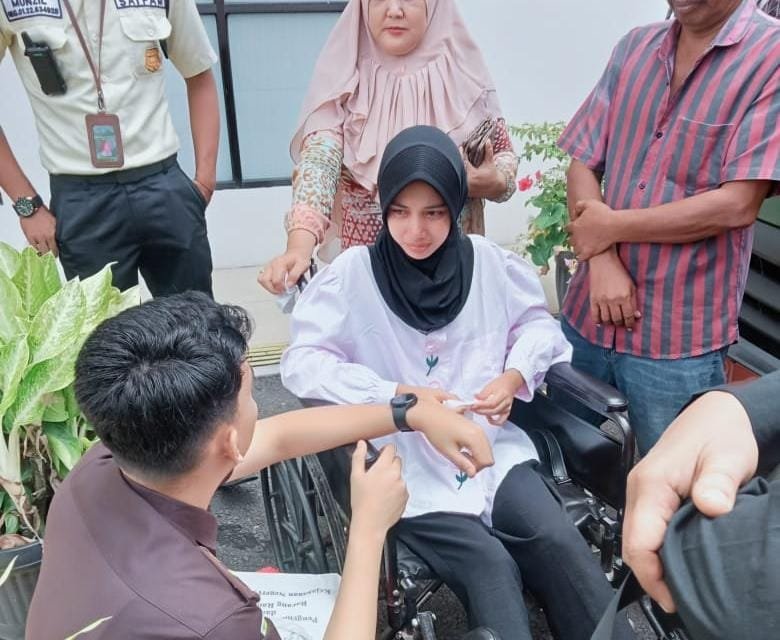 Empati Jaksa Muda Membuat Haru, JPU Adam Al Fattah Semangati Massyura Korban Lakalantas di Aceh Timur