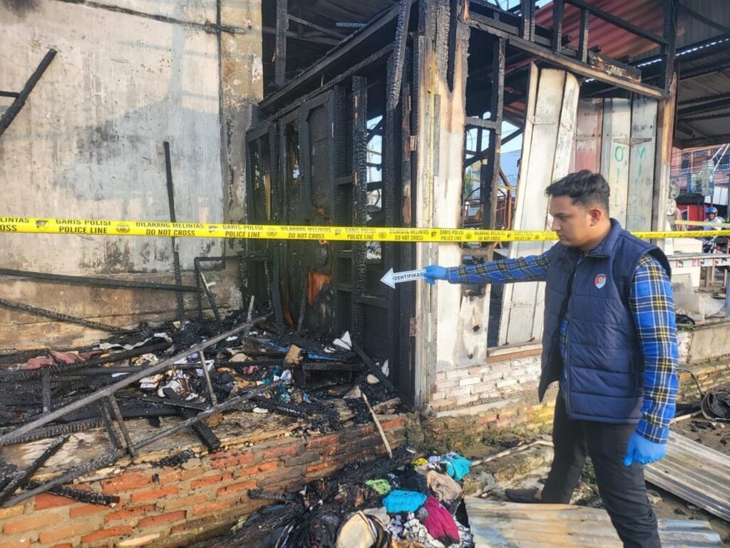 Diduga Akibat Puntung Rokok Satu Ruko Kayu Ludes Terbakar di Idi, INAFIS Polres Aceh Timur Olah TKP