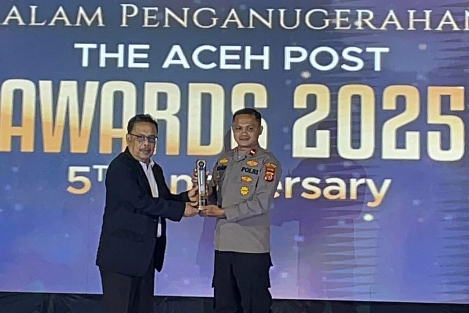 Kapolsek Paya Bakong Raih Penghargaan Polisi Humanis di The Aceh Post Awards 2025