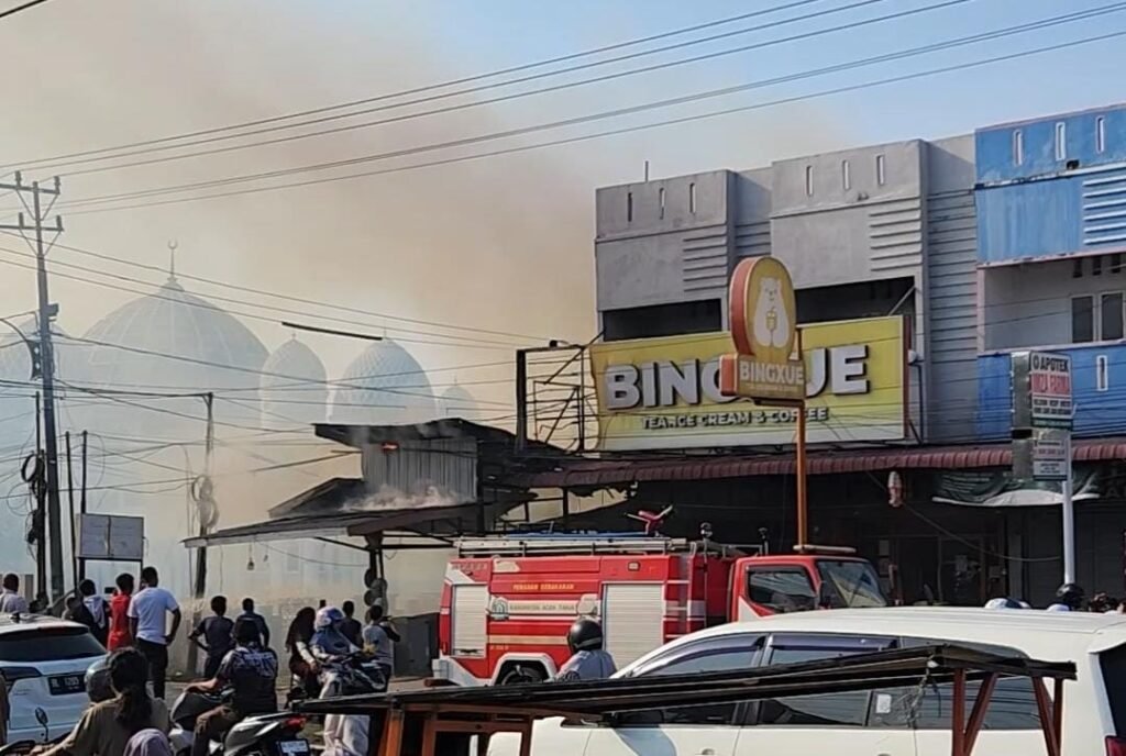 Hancur dalam Sekejap: Kebakaran Ruko Meninggalkan Keluarga Sederhana dengan Rongsokan