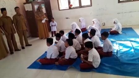 Murid SD Negeri Seuneubok Kandang Belajar Diatas Terpal Plastik, Bupati Aceh Timur Diminta Bantu
