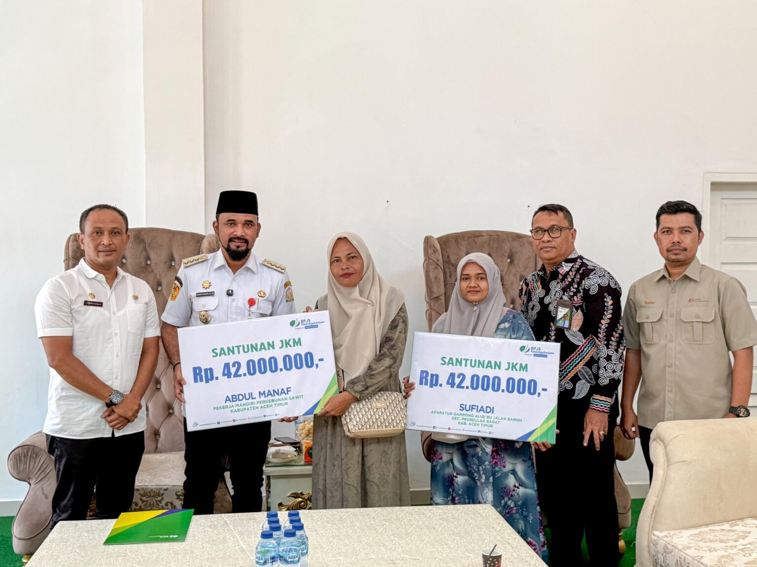 Bupati Al-Farlaky dan BPJS Ketenagakerjaan Serahkan Santunan Keluarga Pekerja Meninggal Dunia