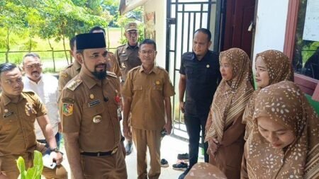 Bupati Aceh Timur Tinjau Sekolah Tanpa Kursi yang Viral Duduk di Lantai