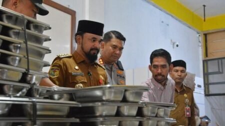 Bupati Al-Farlaky Launching Program Makan Bergizi Gratis di Peudawa Aceh Timur