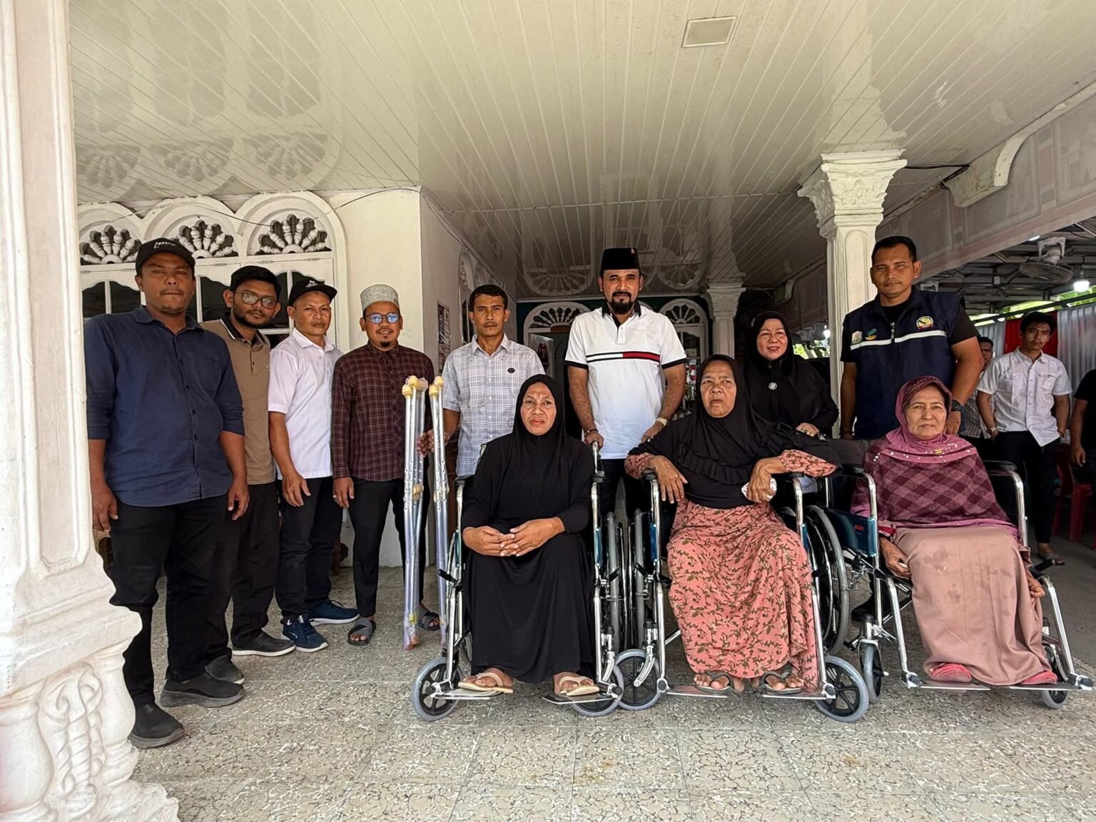 Bupati Aceh Timur Serahkan Kursi Roda untuk Empat Lansia