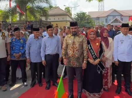 Bupati Al-Farlaky Lepas Pawai Karnaval HUT RI ke-80