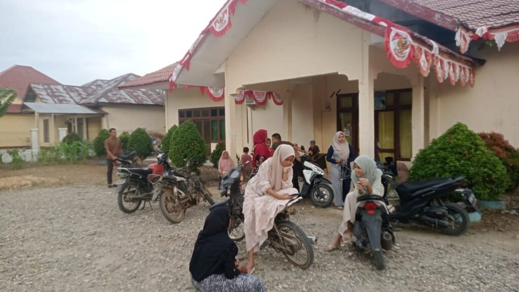 Warga Desa Panton Rayeuk T Mengungsi Akibat Dugaan Keracunan