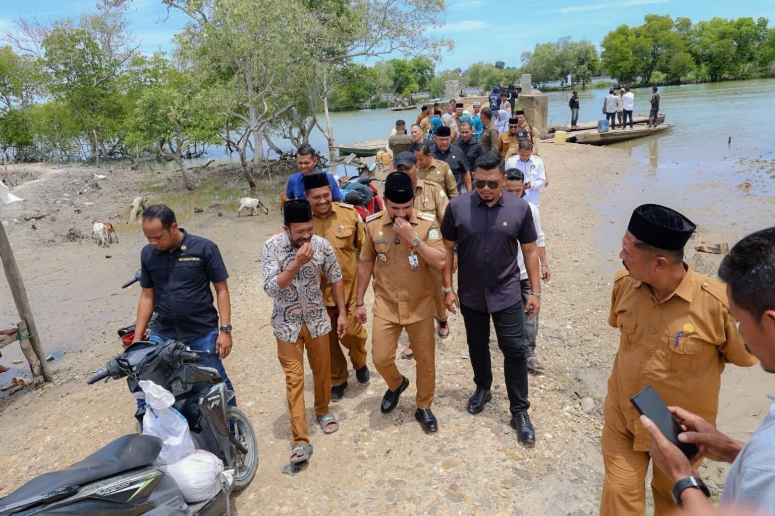 Bupati Al-Farlaky Tinjau dan Rencanakan Pembangunan Jembatan Naleung