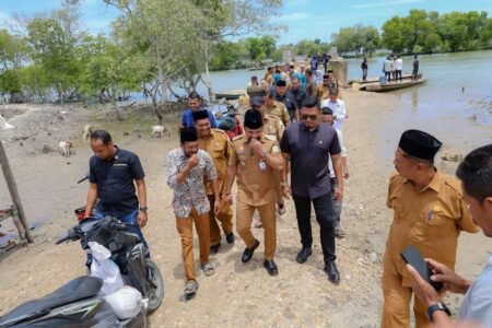 Bupati Al-Farlaky Tinjau dan Rencanakan Pembangunan Jembatan Naleung