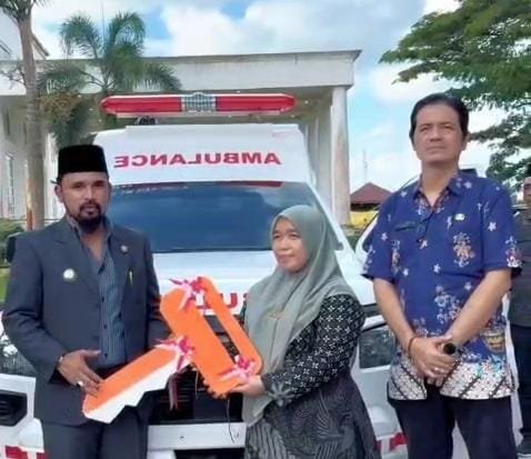 Peduli Masyarakat Pedalaman, Bupati Aceh Timur Serahkan Ambulans Baru