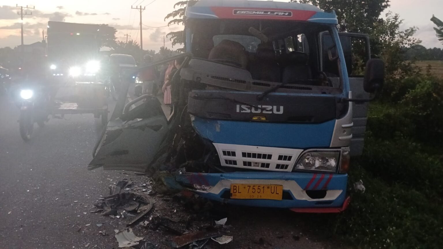 Kecelakaan Mengerikan di Blang Bugeng: Minibus dan Mobil Sedan Tabrakan