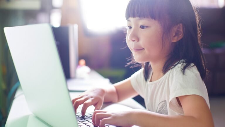 MEMBIMBING DI ERA DIGITAL PERAN STRATEGIS GURU DALAM MENGOPTIMALKAN TEKNOLOGI PEMBELAJARAN