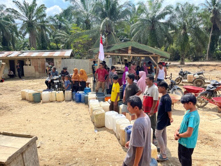 Mobil Water Treatment Polres Aceh Timur Pasok Air Bersih Untuk Korban Banjir Seumanah Jaya