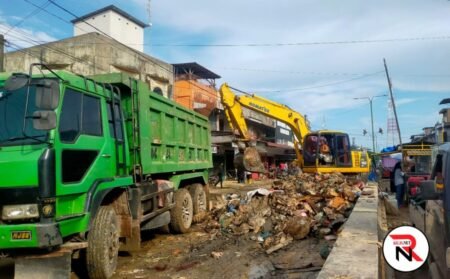 Aksi Cepat Bupati Aceh Timur: Alat Berat Kerahkan Membersihkan Pusat Kota Pasca Banjir