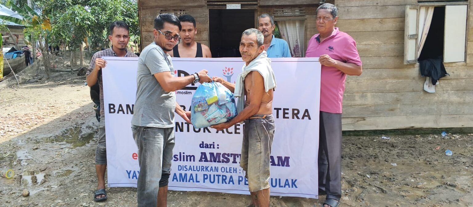 Yayasan Amal Putra Peureulak Salurkan Donasi dari Belanda untuk Korban Banjir Aceh Timur
