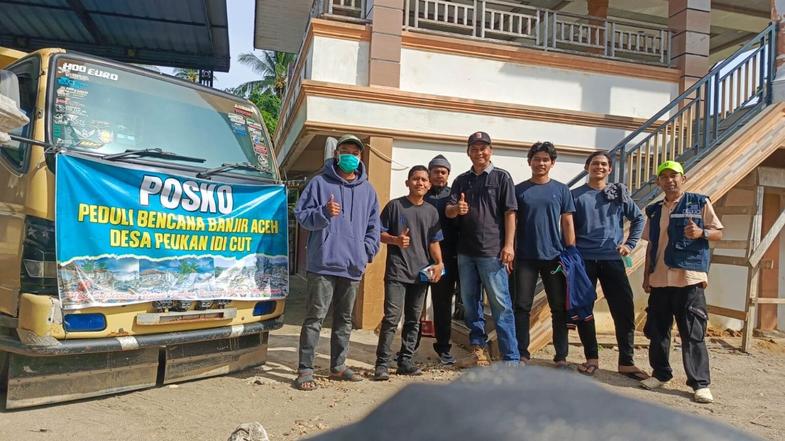 Desa Peukan Idicut Salurkan Bantuan Bencana Banjir ke Desa Rambong Lop