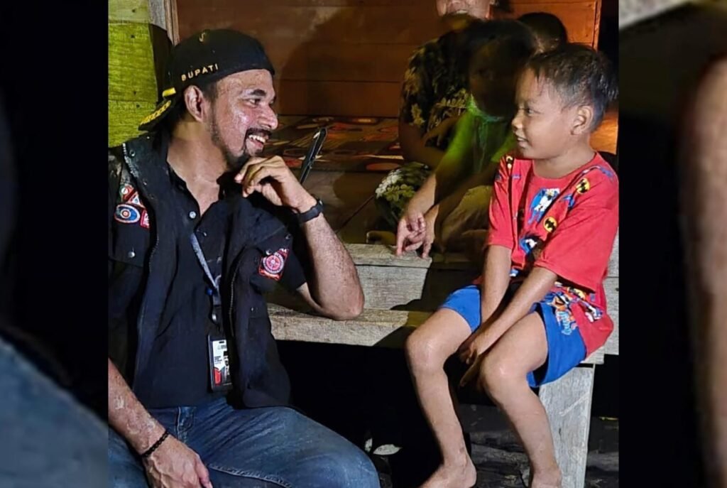 Senyum Anak Pengungsi dengan Bupati Al-Farlaky Dipedalaman Pante Bidari