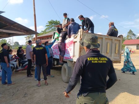 Pemuda Blang Pauh Dua Julok Salurkan Hasil Donasi ke Pengungsi Pante Bidari